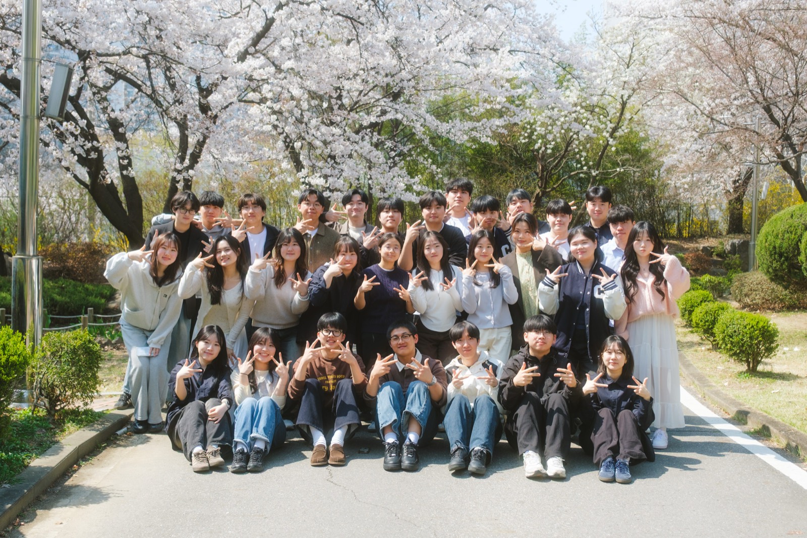 벚꽃이 핀 총신대학교 캠퍼스에서 함께 모인 카리스 찬양팀 단체 사진